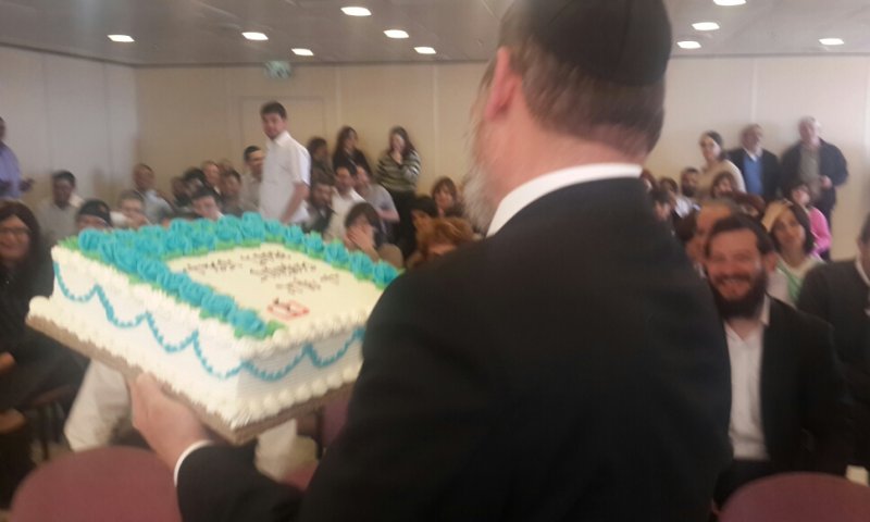 החרדים מציגים: ריקודי שמחה עם המורשע הטרי בשוחד