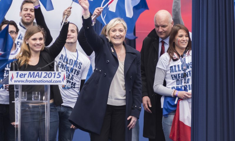 ימין מתון OUT ימין קיצוני IN- לה פן חוגגת את הזכייה בסיבוב הראשון