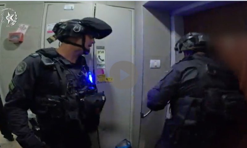 שוטרים חילצו לכודים במרכז בעזרת טכנולוגיה מיוחדת. צפו