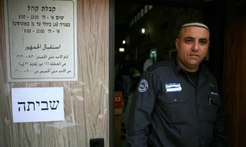 לפי ההלכה אסור לשבות בשביל לשפר את תנאי השכר