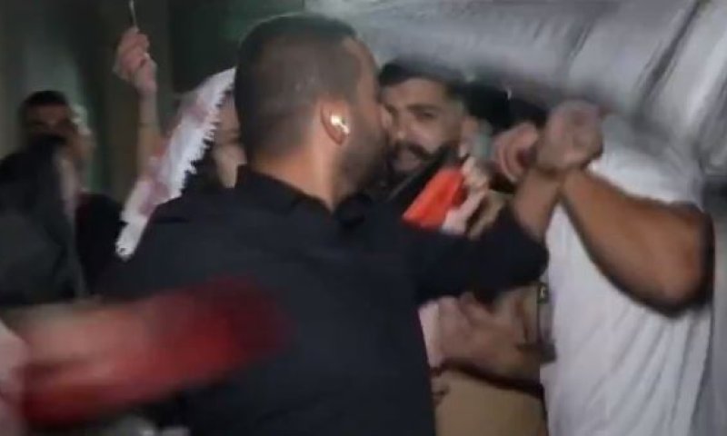 כתב חדשות 13 הותקף באלימות בשידור. צפו