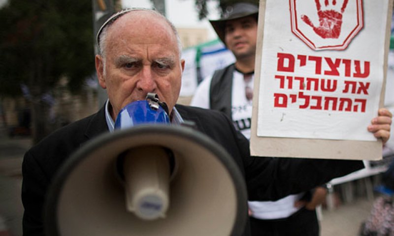 מועלם: להפסיק להגיש אוכל לאסירים פלסטינים