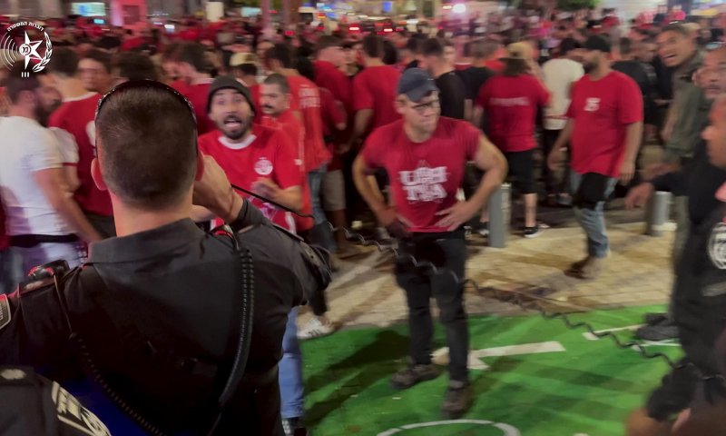 בשל חולצות מחאה: אוהדי הפועל תל אביב הגישו בג"ץ נגד המשטרה