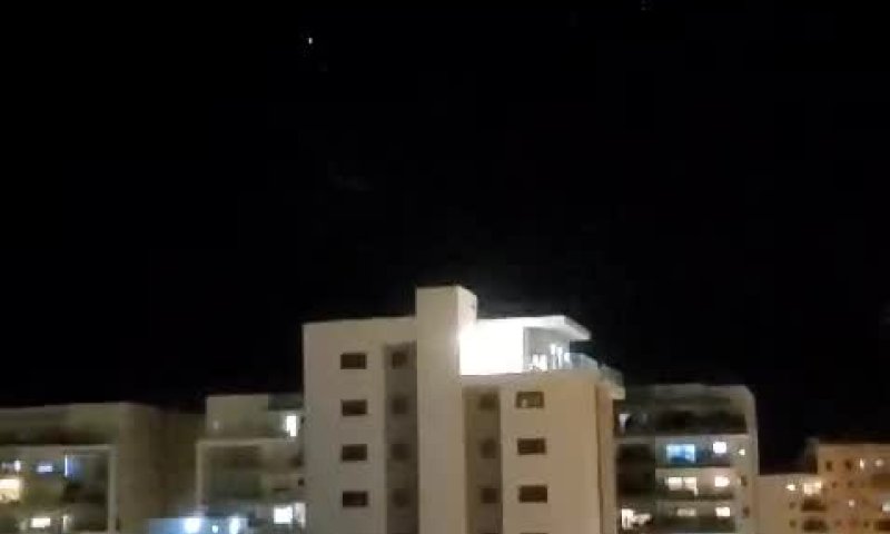 1,864 אזעקות: 2 פצועים קל מרסיסים