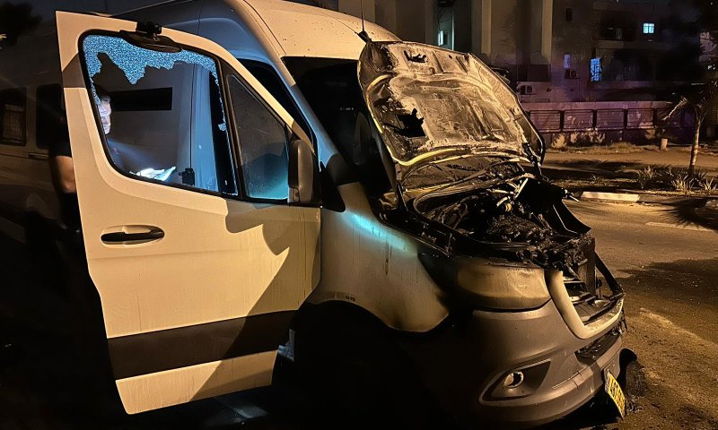 העימותים בבתי הכלא: רכבי שב"ס הוצתו בבאר שבע