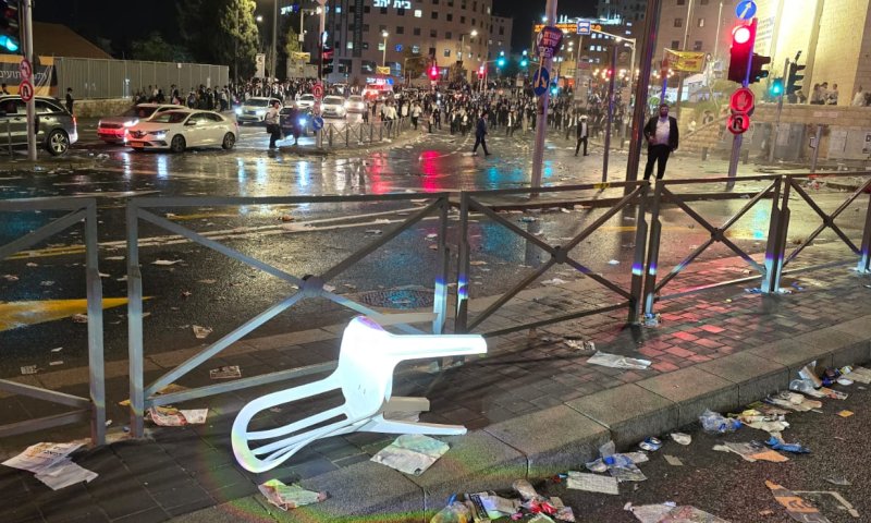 השליכו אבנים וגדרות ופצעו שוטר: צפו בהתפרעות בהפגנת החרדים