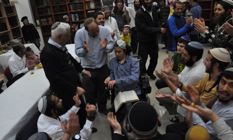 מרגש: בחור ישיבה עם שיתוק מוחין סיים את הש"ס