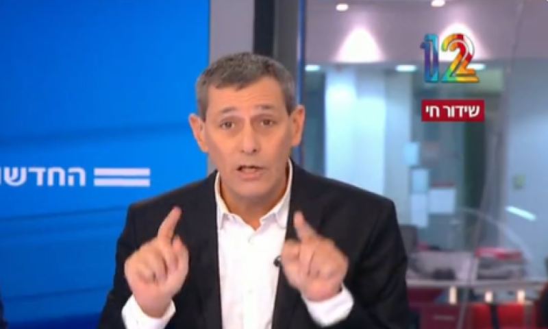 מגיש קשת 12 קיבל הודעה בשידור והתפוצץ: "תתבייש"