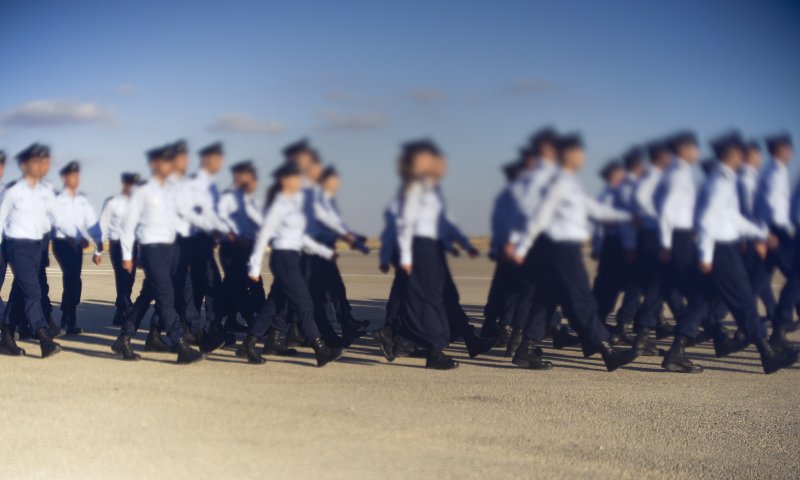 נווטת דתייה במסדר הסיום של קורס טיס