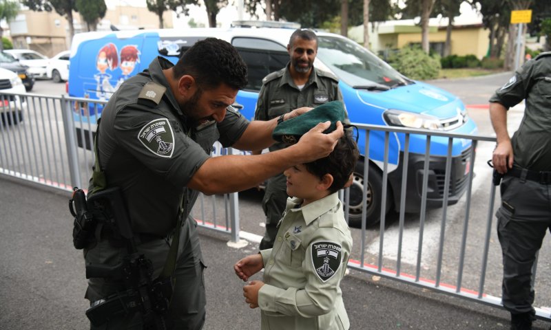 לוחמי מג"ב ביקרו את בנו של החטוף. צפו במפגש המרגש