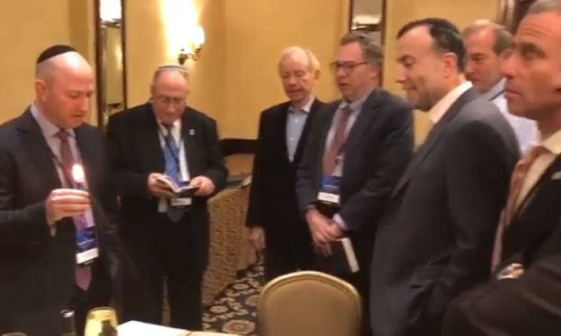 צפו: השופט, הח"כ ואיש העסקים 'הבדילו' בוושינגטון