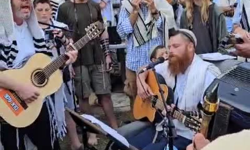 צפו: תפילת ראש חודש במחלקת שיקום לרפואת פצועי המלחמה