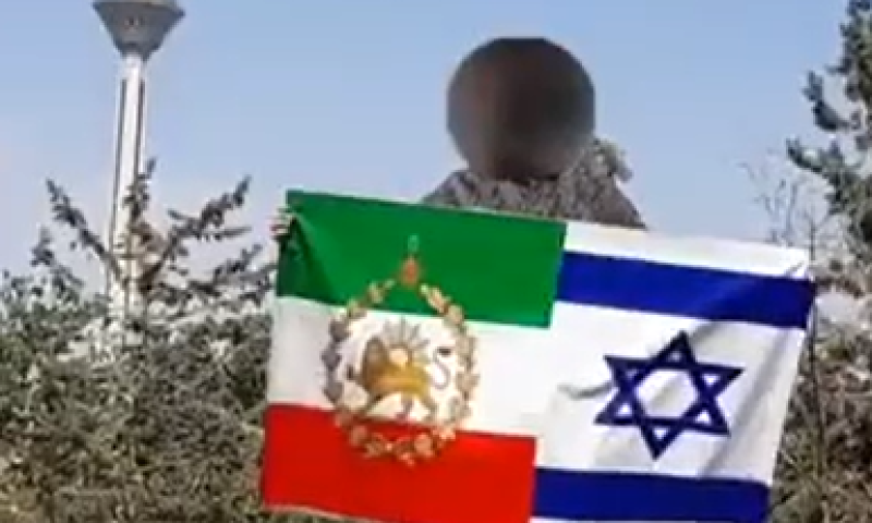 הלם באיראן: איראנים מניפים דגל ישראל ומכוונים את חיל האוויר