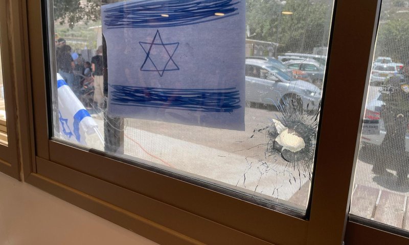תמונת היום: יריית המחבל בחלון החומוסיה ודגל ישראל
