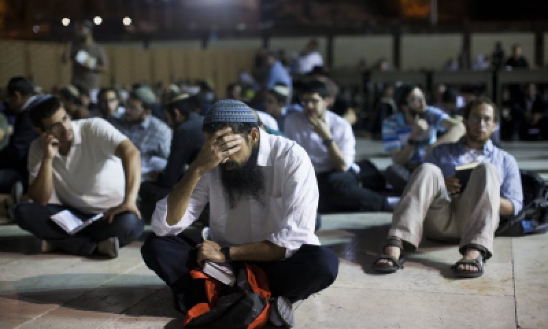 שו"ת: תשעה באב שחל במוצאי שבת