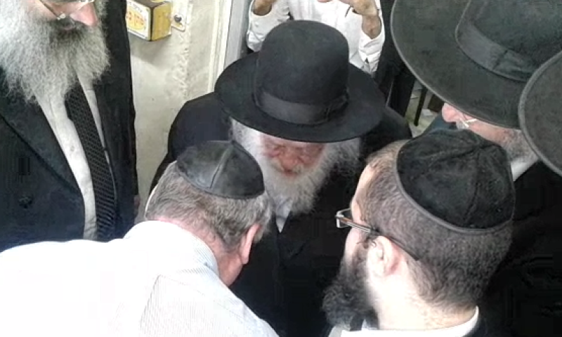 הרב קנייבסקי לח"כ אמסלם: "למה חמור רוכב עליך?"