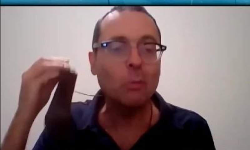 הח"כ מדגים: איך לא צריך וכן צריך לחבוש מסיכה? צפו