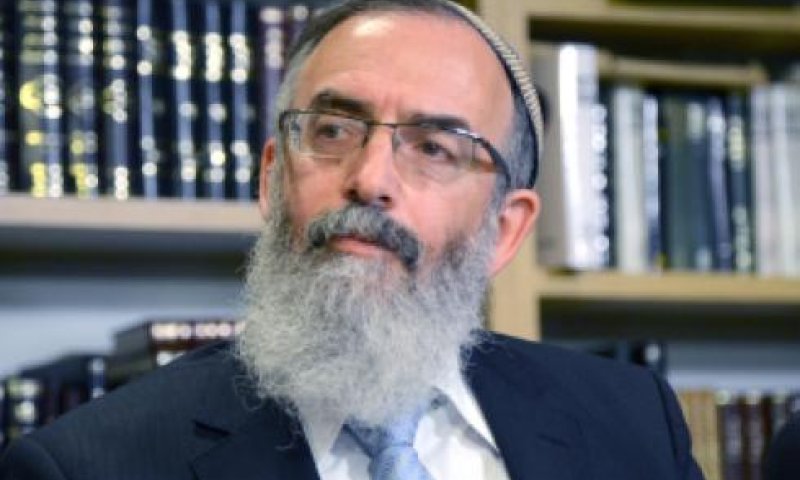 הרב סתיו: "שמח לפרגן לרב יצחק יוסף"