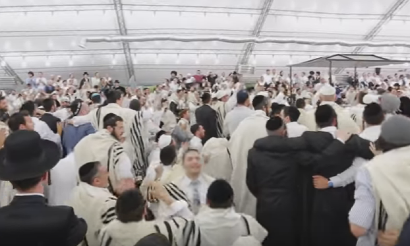 תיעוד נדיר: כך נראית תפילת ראש השנה באומן; צפו