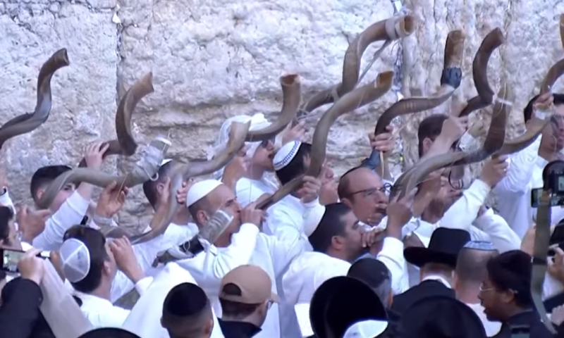 בשידור חי: קריאת שמע עם משפחות החטופים בכותל