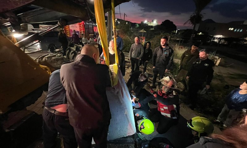 מבוא חורון: ילד נלכד בקוביית בטון