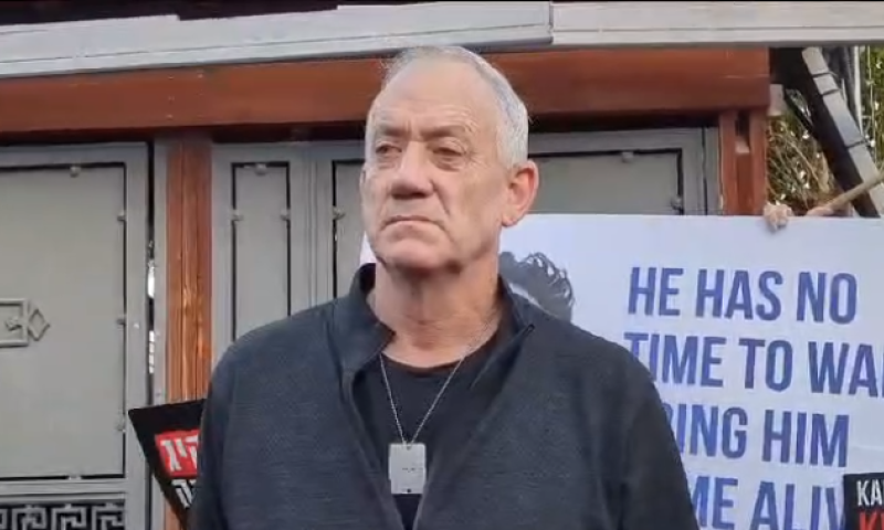 עם דמעות בעיניים: השיחה הכואבת של בני גנץ. צפו