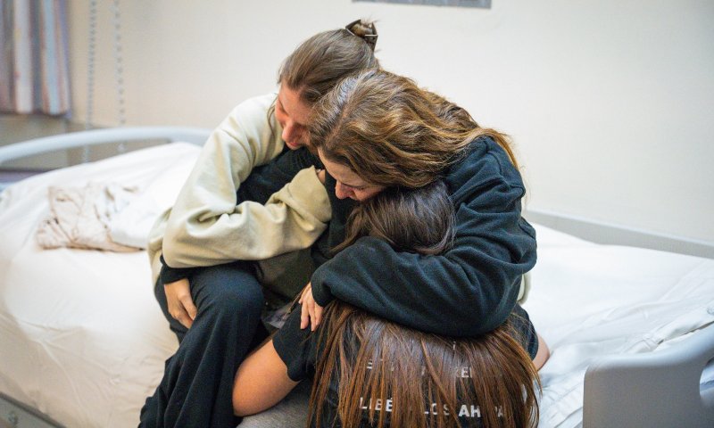 בדמעות וחיבוקים: רז פוגשת את בנותיה לאחר שבי חמאס