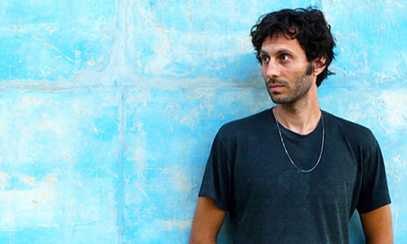 אלון עדר מופיע ב'גולה'