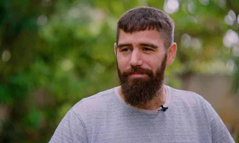 צפו: המוזיקאי שנפצע בעזה מספר על השיקום הארוך