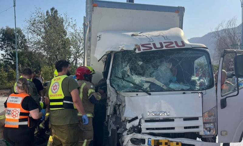 15 פצועים בתאונה בין אוטובוס למשאית בכביש 90, בהם אחד קשה