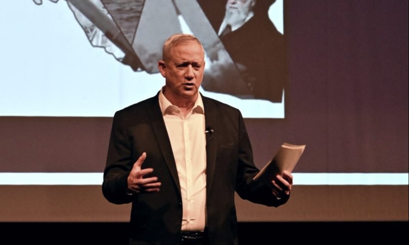 גנץ: "איראן רחוקה חודשיים מהחומר הדרוש לפצצה"