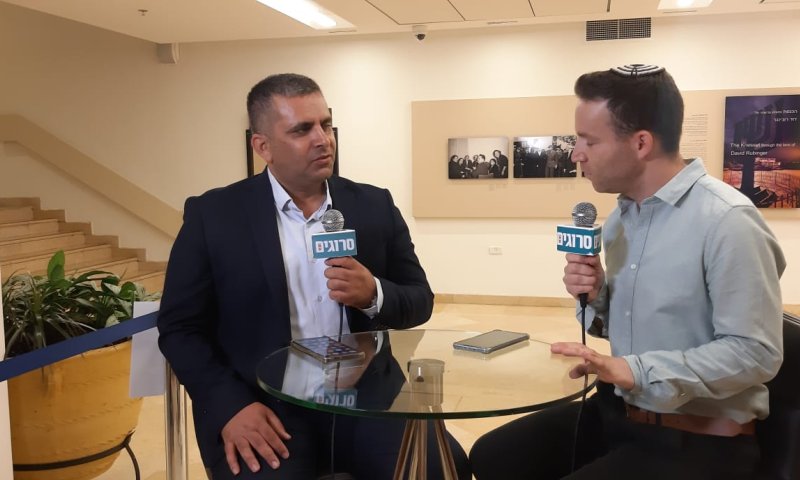 סופר באולפן סרוגים בכנסת: מזלזלים באינטליגנציה שלנו