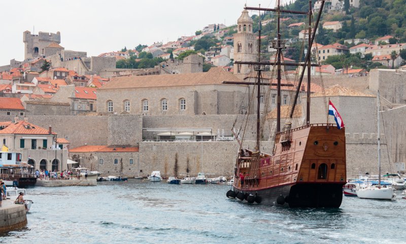 התיירים נוהרים: מה קורה בעיירה של משחקי הכס?