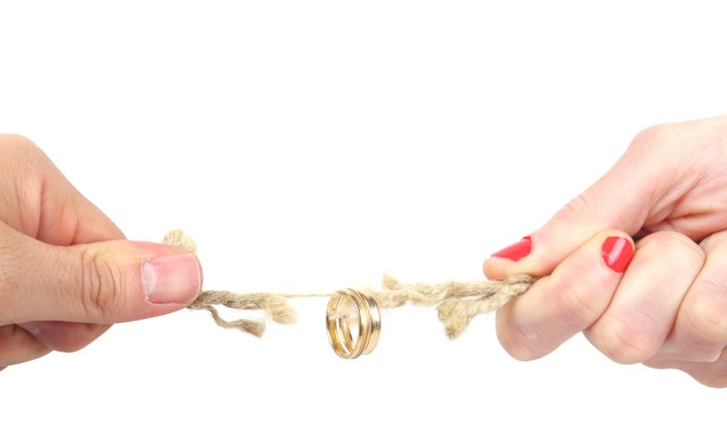 "היא כל הזמן יורדת עלי ליד החברים שלי"