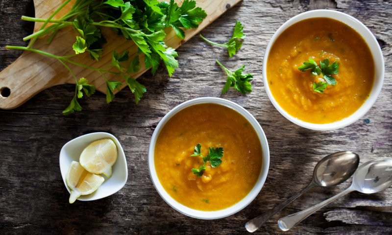 כתום עולה: מתכון למרק גזר מפתיע במיוחד
