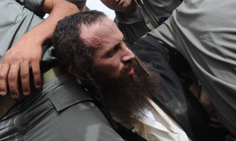 הפגנת יחידים: "רוב החרדים לא נמצאים בבי"ח בברזילי"