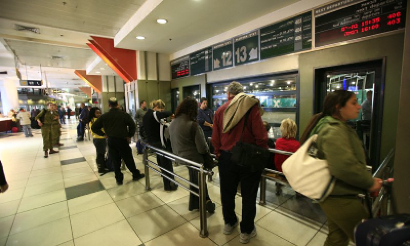 סדרנים יזהירו נוסעים מזיהום אוויר בתחנה המרכזית