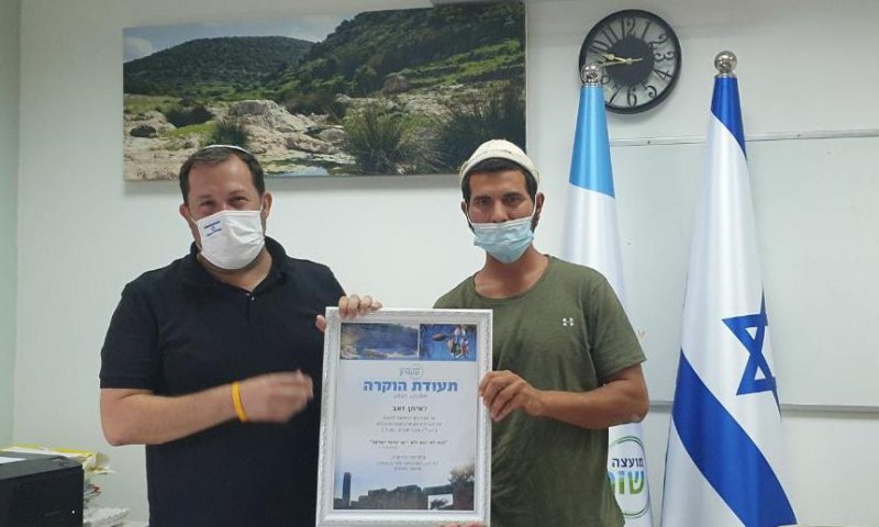 תעודת הוקרה לחקלאי איתן זאב שמנע לינץ' בחווה