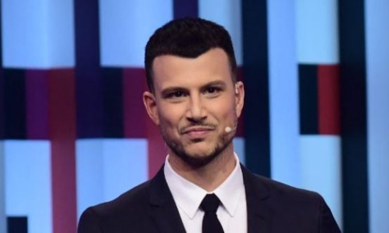 אסי עזר: "אני לא אדם דתי אבל באהבה אני מאמין"