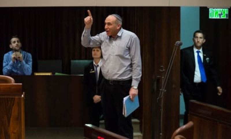 מוטי יוגב תוקף: "זה עמוד הטבח לא עמוד התווך"