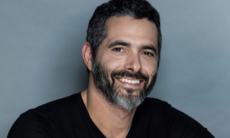 ראיון | דן שפירא לומד יהדות ומככב בהצגה "תיקון"