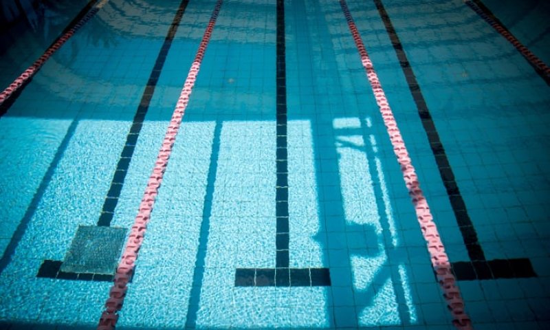 פעוט טבע בבריכה באופקים, המצילים עוכבו לחקירה