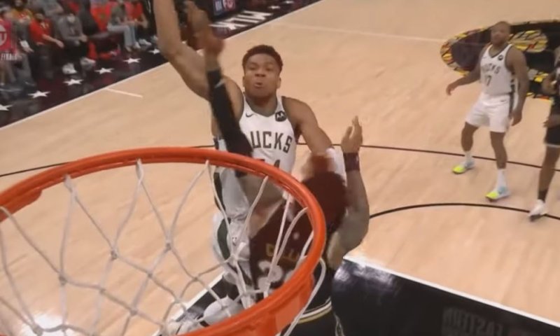 דרמה ב-NBA: הכוכב הענק של הפלייאוף נפצע