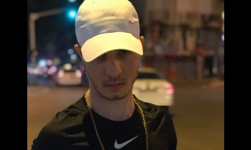 מזהים את העיתונאי הסרוג שהתחפש לדודו פארוק?