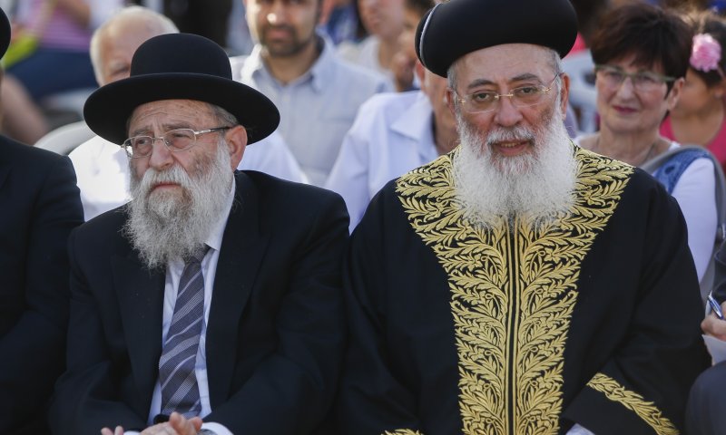 "אסור לשבת לידך": עימות בין הרב עמאר לרב שטרן