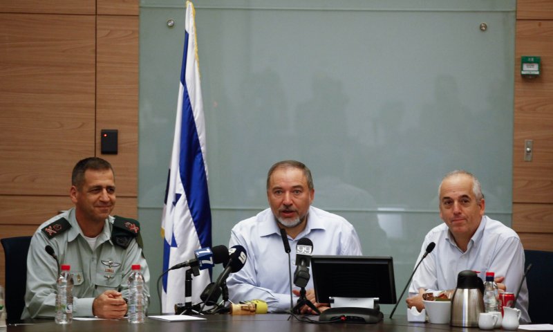 ליברמן מונע מקצינים להופיע בדיונים של הכנסת