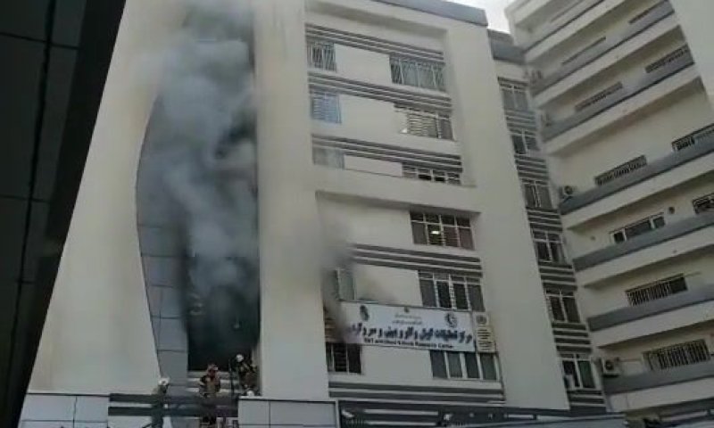 טהרן: בית חולים עולה באש; עשרות חולים כלואים | צפו