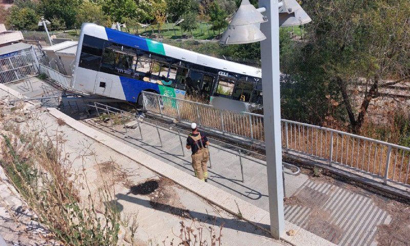 ירושלים: אוטובוס התדרדר לוואדי סמוך לגן החיות התנ"כי