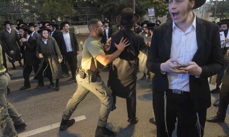 אירוע חמור: שורד השבי חולץ מהפגנת החרדים על ידי המשטרה