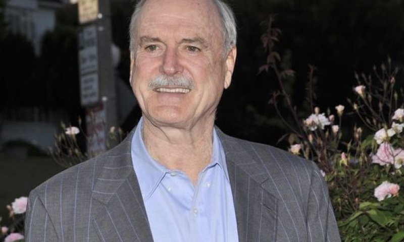 פולטי והגביע הקדוש: ג'ון קליז מגיע להופעה בישראל